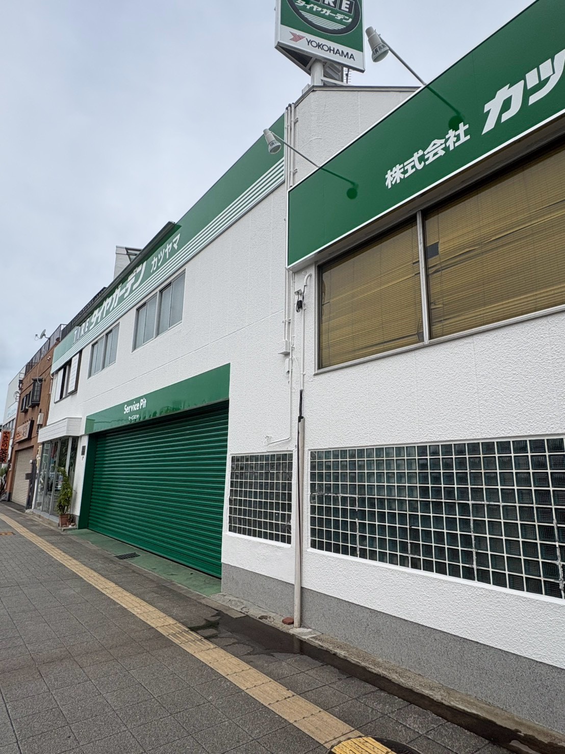 外壁塗装を終えたカツヤマタイヤ様の店舗外観